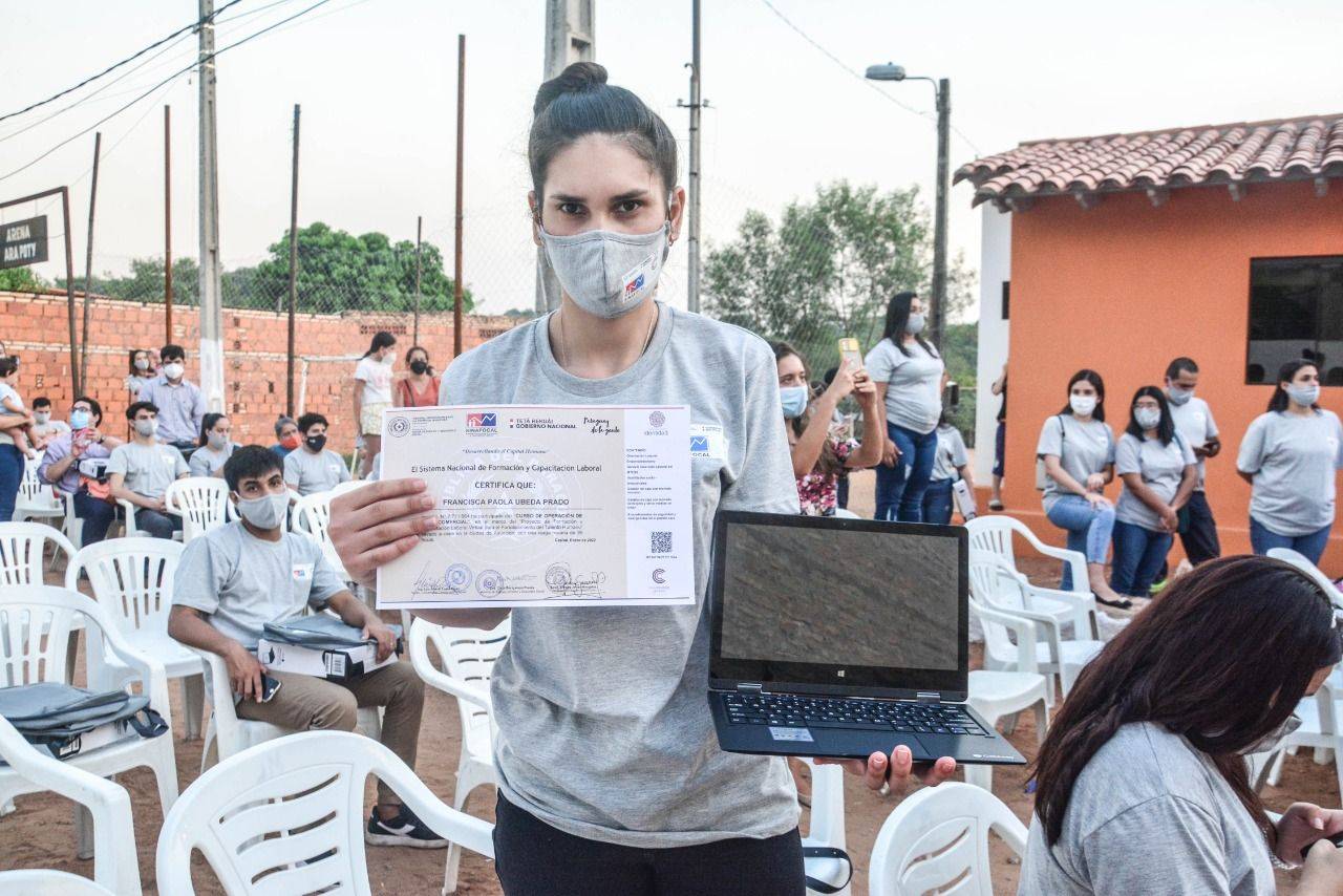 Beneficiarios de los diferentes cursos dictados en la ciudad de Lambaré recibieron certificados y laptops