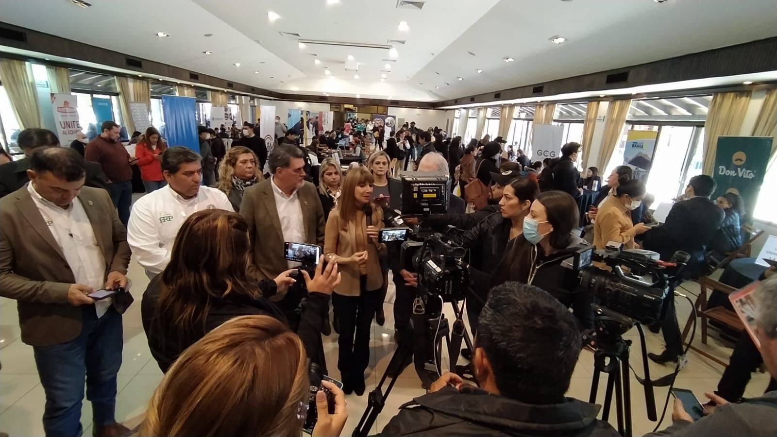 Estudiantes de la carrera de técnico superior en diseño de moda del Ministerio de Trabajo presentarán su trabajo en un desfile