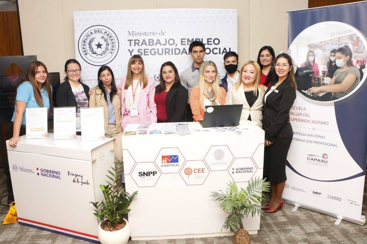 Jóvenes y adultos culminan su capacitación para el trabajo en Ciudad del Este a través del MTESS