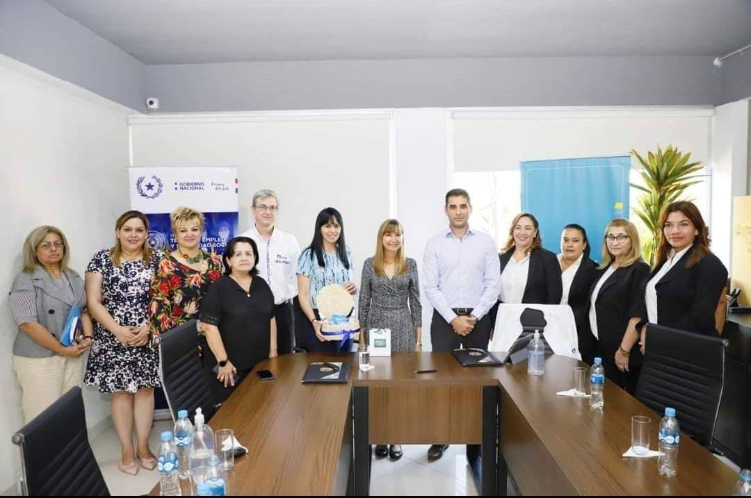 Ministerio de Trabajo y una empresa de industria farmacéutica impulsan capacitación y empleo de jóvenes