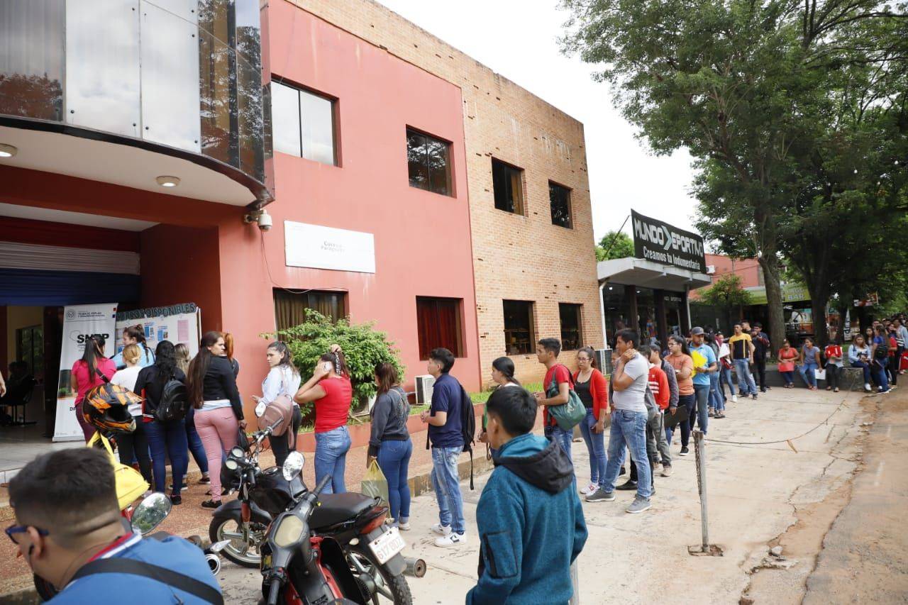 Feria laboral del MTESS en Ita contó con masiva concurrencia de jóvenes