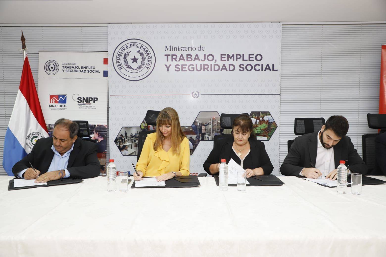 Una empresa industrial dará oportunidad laboral a egresados del SNPP mediante alianza con el Ministerio de Trabajo