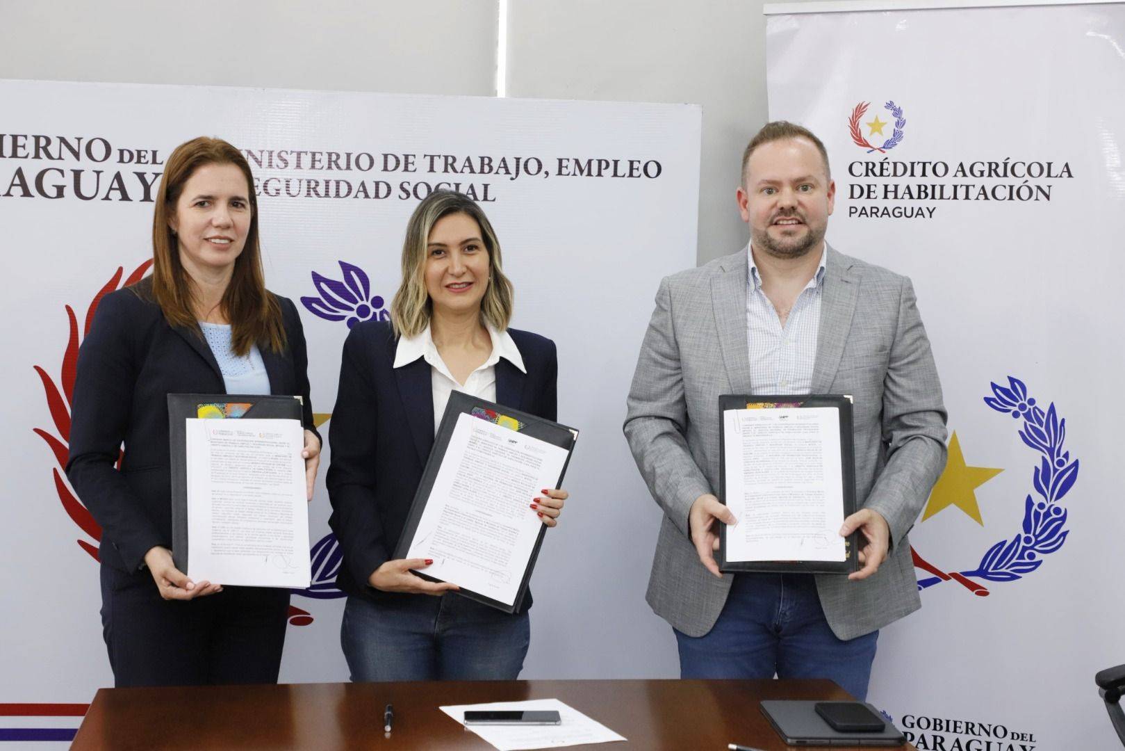 Ministerio de Trabajo y Crédito Agrícola firman convenio para volver a financiar emprendimientos de estudiantes del SNPP