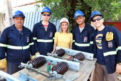 Profesionales del sector eléctrico reciben capacitación de alto nivel técnico para trabajos en líneas vivas y operador de grúa