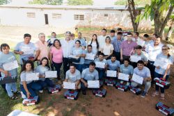 Jóvenes electricistas certifican capacitación y reciben kits de herramientas en Carayaó