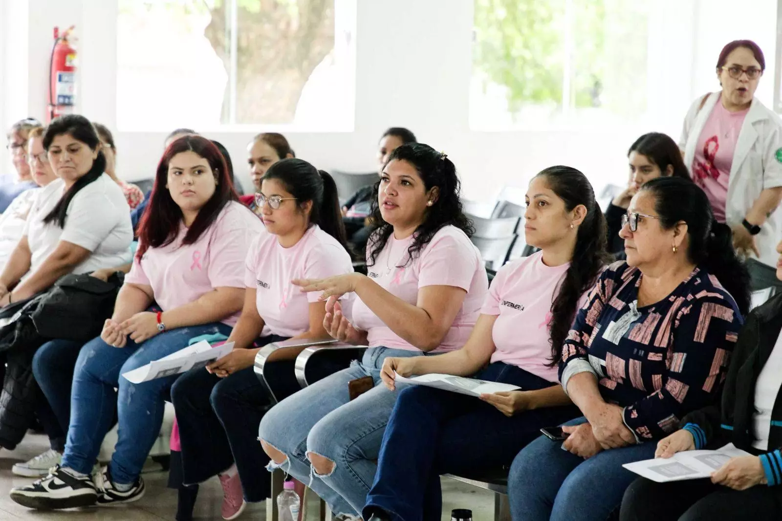 Octubre Rosa: Trabajadoras se informan sobre licencias laborales para exámenes mamográficos