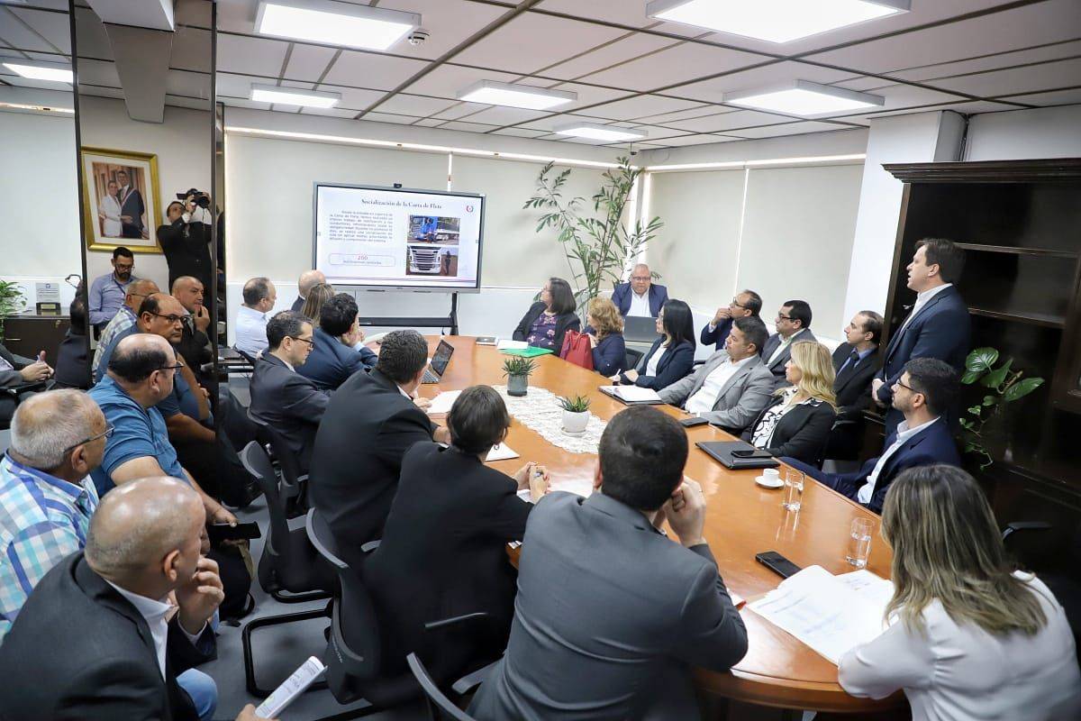 Mesa tripartita instalada en el MTESS logra posponer ocho días huelga de camioneros